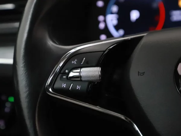 Photo 10 of 33 of TMBJN9NP9N7013019 Skoda Superb Combi 1.5 TSI ACT Business Edition Plus