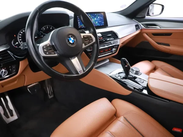 Photo 10 of 35 of WBAJA11000BH44952 BMW 5 Serie 520i Aut. High Executive 4-drs Sedan