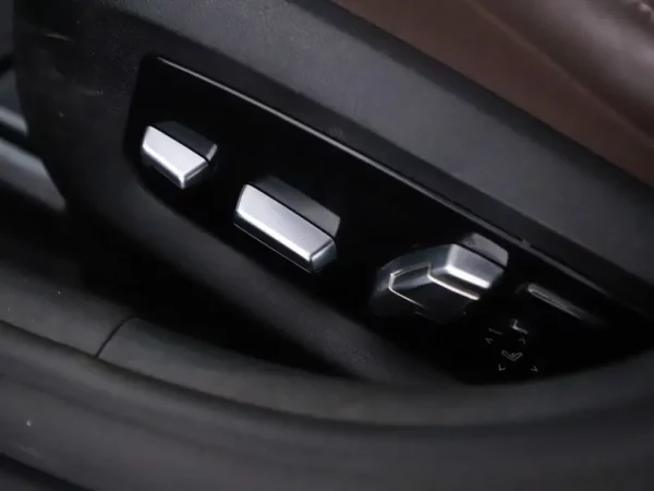 Photo 10 of 43 of WBAJB91010G463402 BMW 5 Serie M550i xDrive High Executive 4-drs Sedan