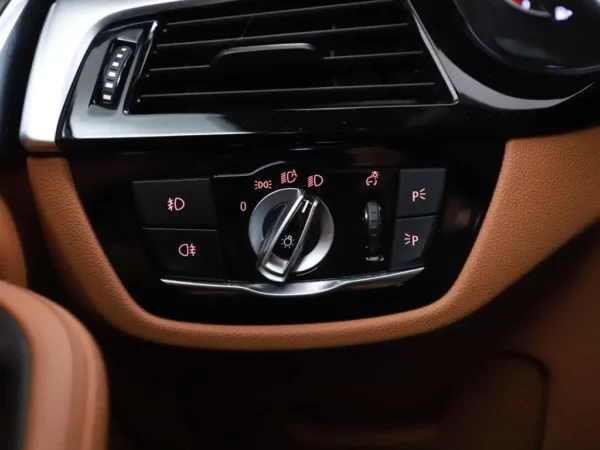 Photo 11 of 35 of WBAJA11000BH44952 BMW 5 Serie 520i Aut. High Executive 4-drs Sedan