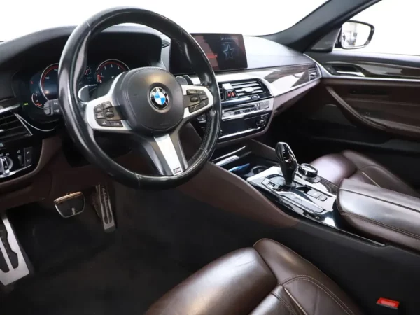 Photo 11 of 43 of WBAJB91010G463402 BMW 5 Serie M550i xDrive High Executive 4-drs Sedan