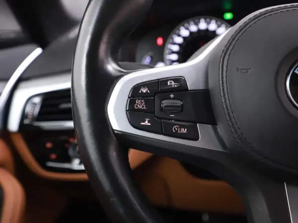 Photo 12 of 35 of WBAJA11000BH44952 BMW 5 Serie 520i Aut. High Executive 4-drs Sedan