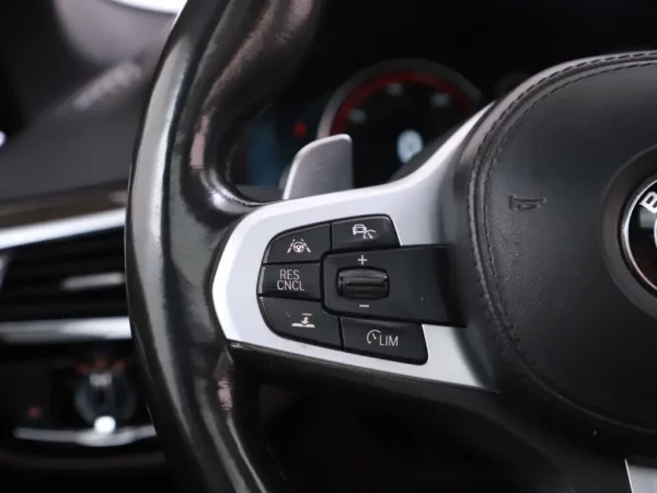 Photo 12 of 43 of WBAJB91010G463402 BMW 5 Serie M550i xDrive High Executive 4-drs Sedan