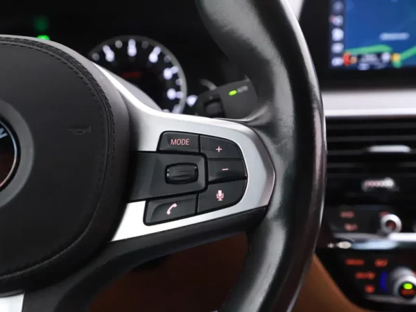 Photo 13 of 35 of WBAJA11000BH44952 BMW 5 Serie 520i Aut. High Executive 4-drs Sedan