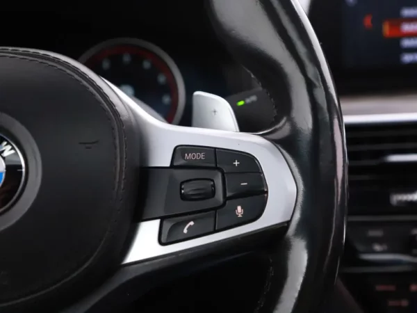 Photo 13 of 43 of WBAJB91010G463402 BMW 5 Serie M550i xDrive High Executive 4-drs Sedan