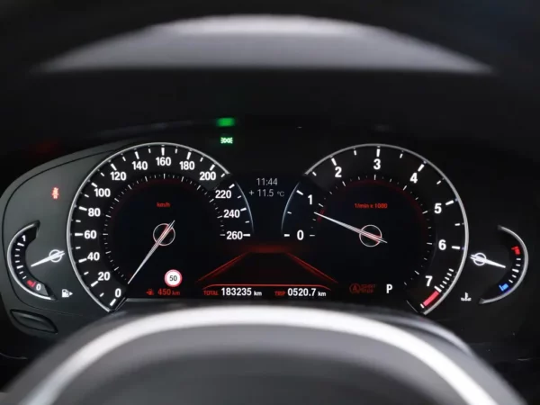 Photo 14 of 35 of WBAJA11000BH44952 BMW 5 Serie 520i Aut. High Executive 4-drs Sedan