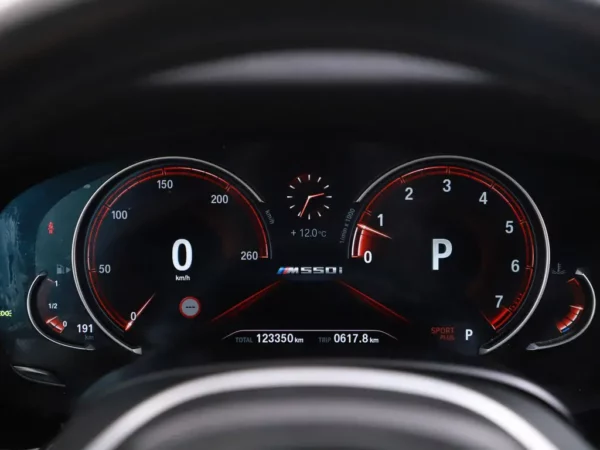 Photo 14 of 43 of WBAJB91010G463402 BMW 5 Serie M550i xDrive High Executive 4-drs Sedan