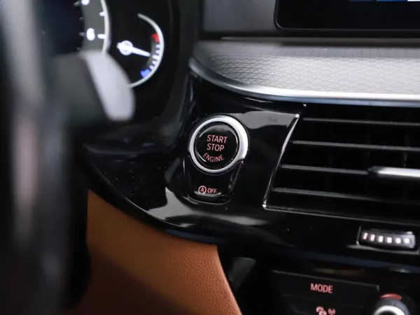 Photo 15 of 35 of WBAJA11000BH44952 BMW 5 Serie 520i Aut. High Executive 4-drs Sedan