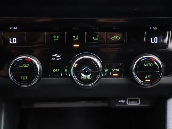 Photo 16 of 27 of TMBJP9NE6L0010741 Skoda Octavia Combi 1.0 TSI Business Edition