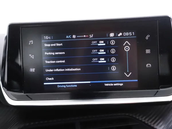 Photo 16 of 30 of VR3USHNKKLJ748222 Peugeot 2008 1.2 PureTech Blue Lease Active