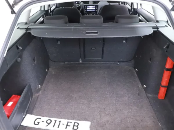 Photo 17 of 27 of TMBJP9NE6L0010741 Skoda Octavia Combi 1.0 TSI Business Edition