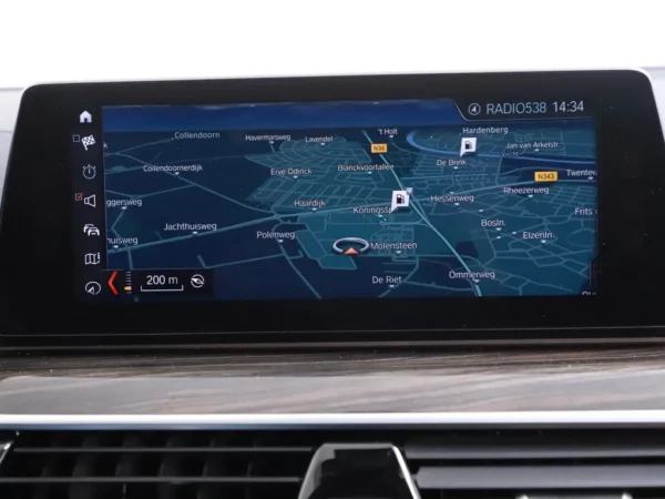 Photo 17 of 43 of WBAJB91010G463402 BMW 5 Serie M550i xDrive High Executive 4-drs Sedan