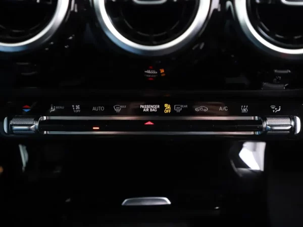 Photo 18 of 32 of W1K1771861J273372 Mercedes-Benz A-Klasse 250e Business Solution AMG HUD
