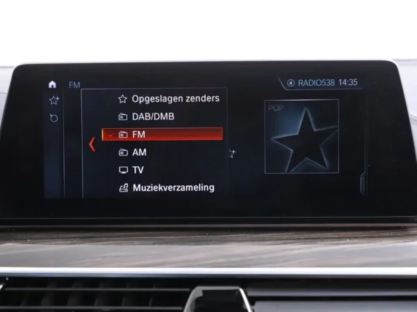 Photo 18 of 43 of WBAJB91010G463402 BMW 5 Serie M550i xDrive High Executive 4-drs Sedan