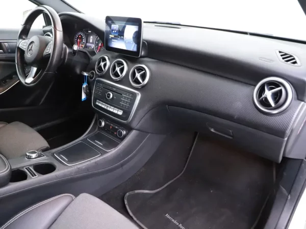 Photo 19 of 24 of WDD1760421J573183 Mercedes-Benz A-Klasse 180 Lease Edition Plus LED