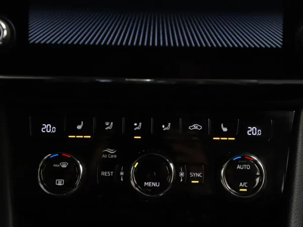 Photo 19 of 33 of TMBJN9NP9N7013019 Skoda Superb Combi 1.5 TSI ACT Business Edition Plus