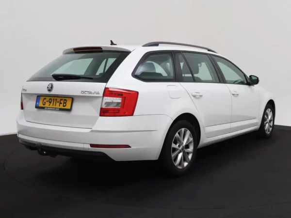 Photo 2 of 27 of TMBJP9NE6L0010741 Skoda Octavia Combi 1.0 TSI Business Edition