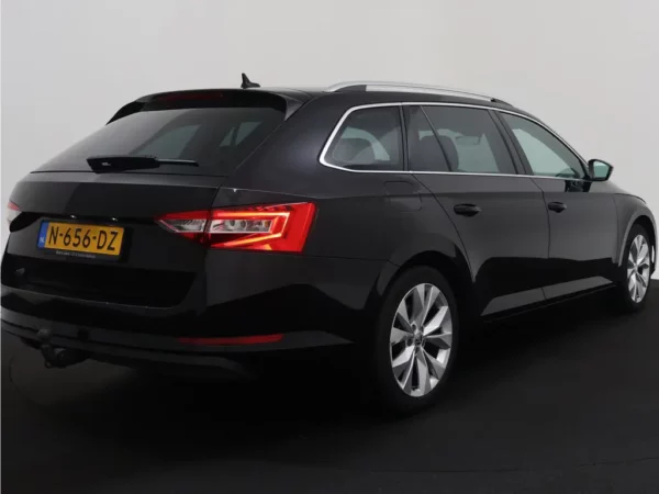 Photo 2 of 33 of TMBJN9NP9N7013019 Skoda Superb Combi 1.5 TSI ACT Business Edition Plus