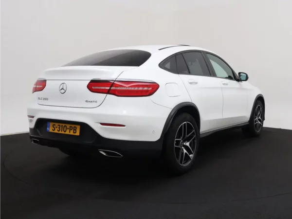 Photo 2 of 34 of WDC2533461F442197 Mercedes-Benz GLC Coupé 250 4MATIC Premium Plus AMG LED