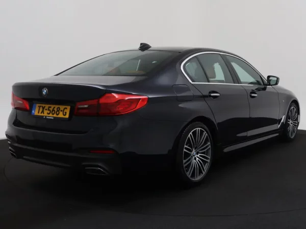 Photo 2 of 35 of WBAJA11000BH44952 BMW 5 Serie 520i Aut. High Executive 4-drs Sedan