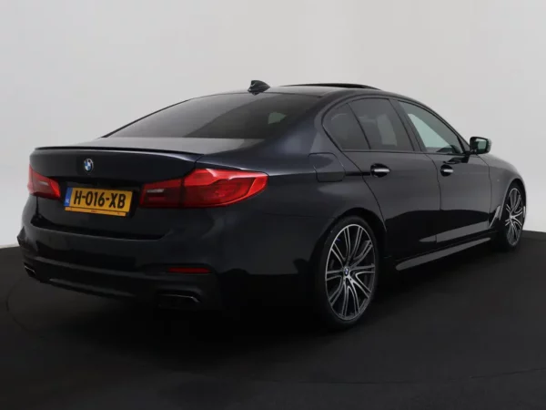Photo 2 of 43 of WBAJB91010G463402 BMW 5 Serie M550i xDrive High Executive 4-drs Sedan