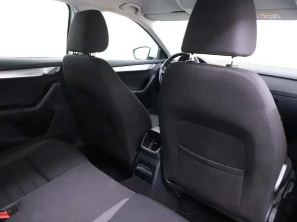 Photo 20 of 27 of TMBJP9NE6L0010741 Skoda Octavia Combi 1.0 TSI Business Edition