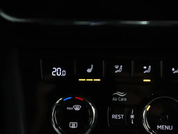 Photo 20 of 33 of TMBJN9NP9N7013019 Skoda Superb Combi 1.5 TSI ACT Business Edition Plus