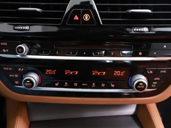 Photo 20 of 35 of WBAJA11000BH44952 BMW 5 Serie 520i Aut. High Executive 4-drs Sedan