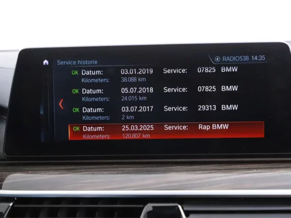 Photo 20 of 43 of WBAJB91010G463402 BMW 5 Serie M550i xDrive High Executive 4-drs Sedan