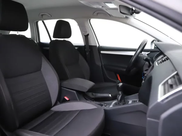 Photo 21 of 27 of TMBJP9NE6L0010741 Skoda Octavia Combi 1.0 TSI Business Edition