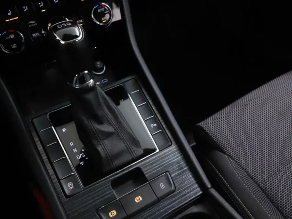 Photo 21 of 33 of TMBJN9NP9N7013019 Skoda Superb Combi 1.5 TSI ACT Business Edition Plus