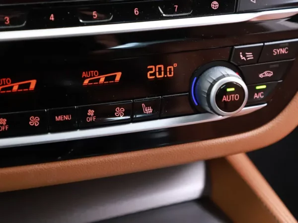 Photo 21 of 35 of WBAJA11000BH44952 BMW 5 Serie 520i Aut. High Executive 4-drs Sedan