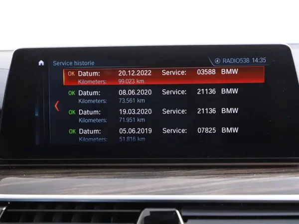 Photo 21 of 43 of WBAJB91010G463402 BMW 5 Serie M550i xDrive High Executive 4-drs Sedan