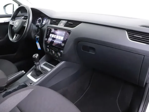 Photo 22 of 27 of TMBJP9NE6L0010741 Skoda Octavia Combi 1.0 TSI Business Edition