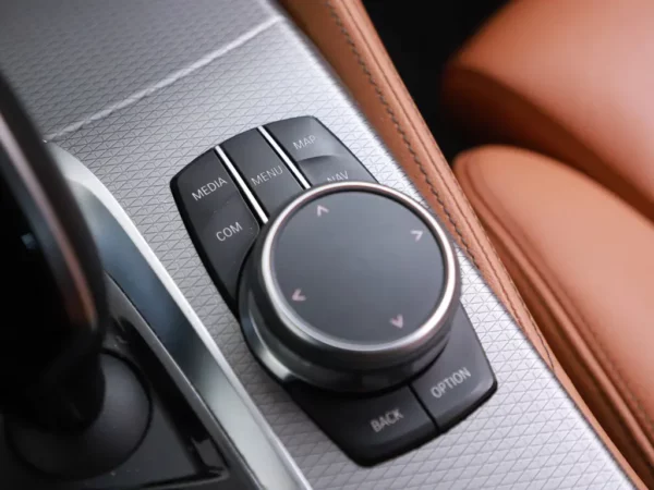 Photo 22 of 35 of WBAJA11000BH44952 BMW 5 Serie 520i Aut. High Executive 4-drs Sedan