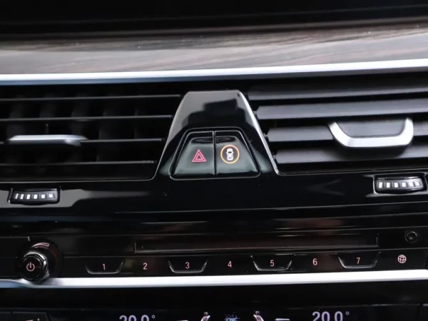 Photo 22 of 43 of WBAJB91010G463402 BMW 5 Serie M550i xDrive High Executive 4-drs Sedan