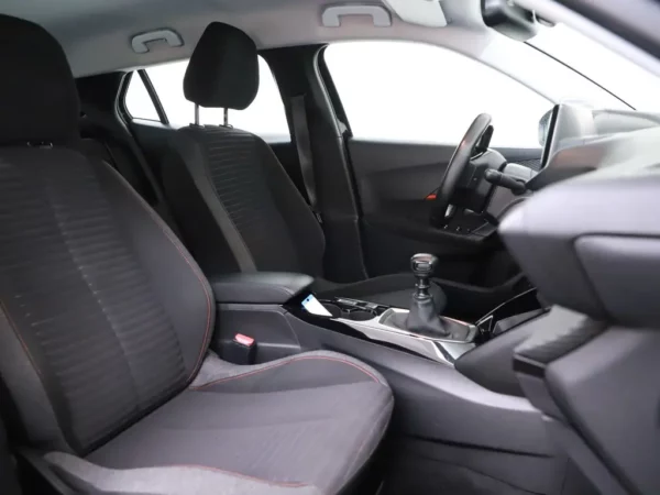 Photo 23 of 30 of VR3USHNKKLJ748222 Peugeot 2008 1.2 PureTech Blue Lease Active