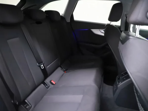 Photo 23 of 32 of WAUZZZF49LA006189 Audi A4 Avant 35 TFSI Launch Business