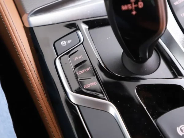 Photo 23 of 35 of WBAJA11000BH44952 BMW 5 Serie 520i Aut. High Executive 4-drs Sedan