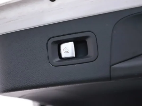 Photo 23 of 37 of WDC2539541F486918 Mercedes-Benz GLC 350e 4MATIC AMG LED