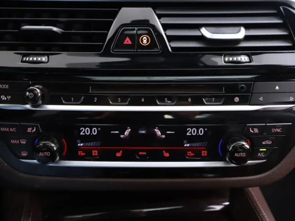 Photo 23 of 43 of WBAJB91010G463402 BMW 5 Serie M550i xDrive High Executive 4-drs Sedan