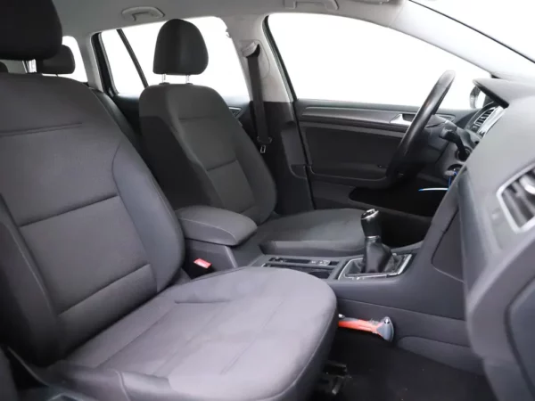 Photo 24 of 31 of WVWZZZAUZLP505120 Volkswagen GOLF Variant 1.0 TSI Comfortline 5-drs Combi