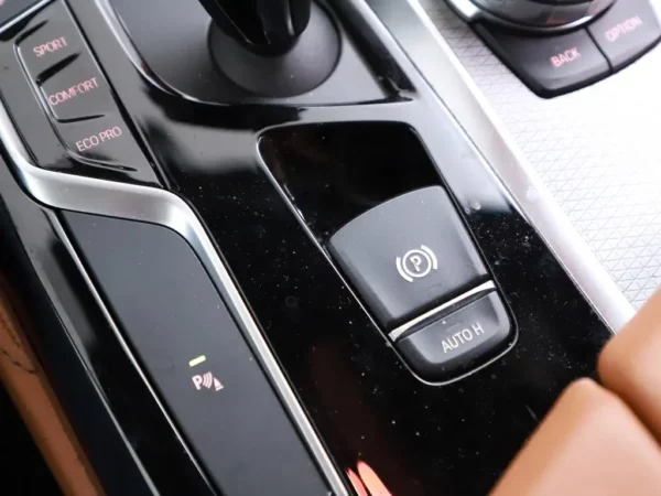 Photo 24 of 35 of WBAJA11000BH44952 BMW 5 Serie 520i Aut. High Executive 4-drs Sedan