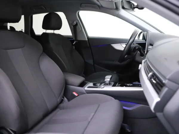 Photo 25 of 32 of WAUZZZF49LA006189 Audi A4 Avant 35 TFSI Launch Business