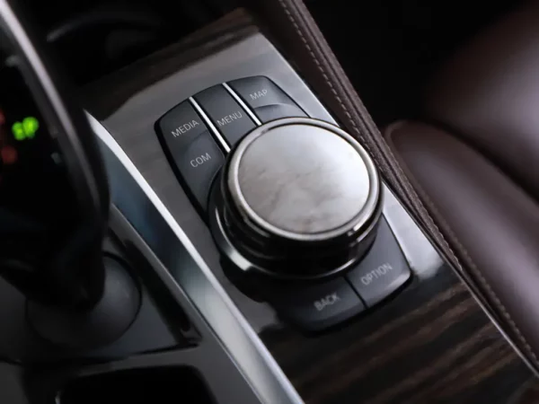 Photo 25 of 43 of WBAJB91010G463402 BMW 5 Serie M550i xDrive High Executive 4-drs Sedan