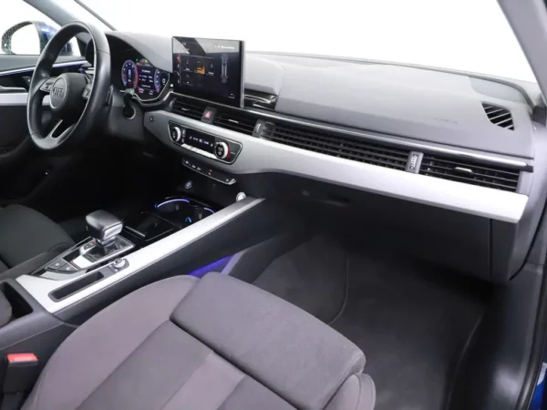 Photo 26 of 32 of WAUZZZF49LA006189 Audi A4 Avant 35 TFSI Launch Business