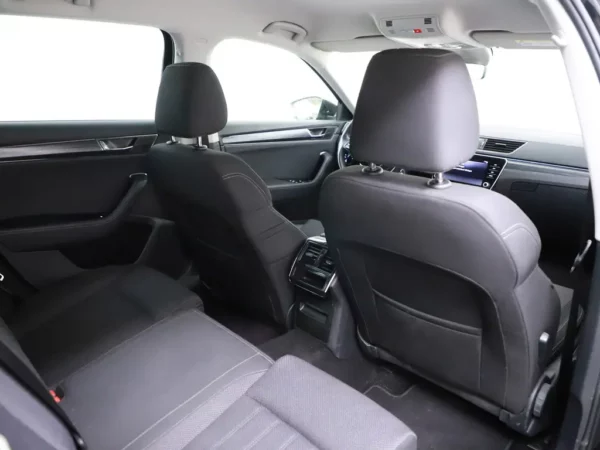 Photo 26 of 33 of TMBJN9NP9N7013019 Skoda Superb Combi 1.5 TSI ACT Business Edition Plus