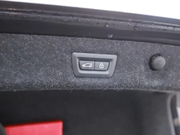 Photo 26 of 35 of WBAJA11000BH44952 BMW 5 Serie 520i Aut. High Executive 4-drs Sedan