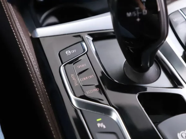 Photo 26 of 43 of WBAJB91010G463402 BMW 5 Serie M550i xDrive High Executive 4-drs Sedan