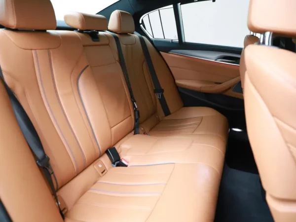 Photo 27 of 35 of WBAJA11000BH44952 BMW 5 Serie 520i Aut. High Executive 4-drs Sedan